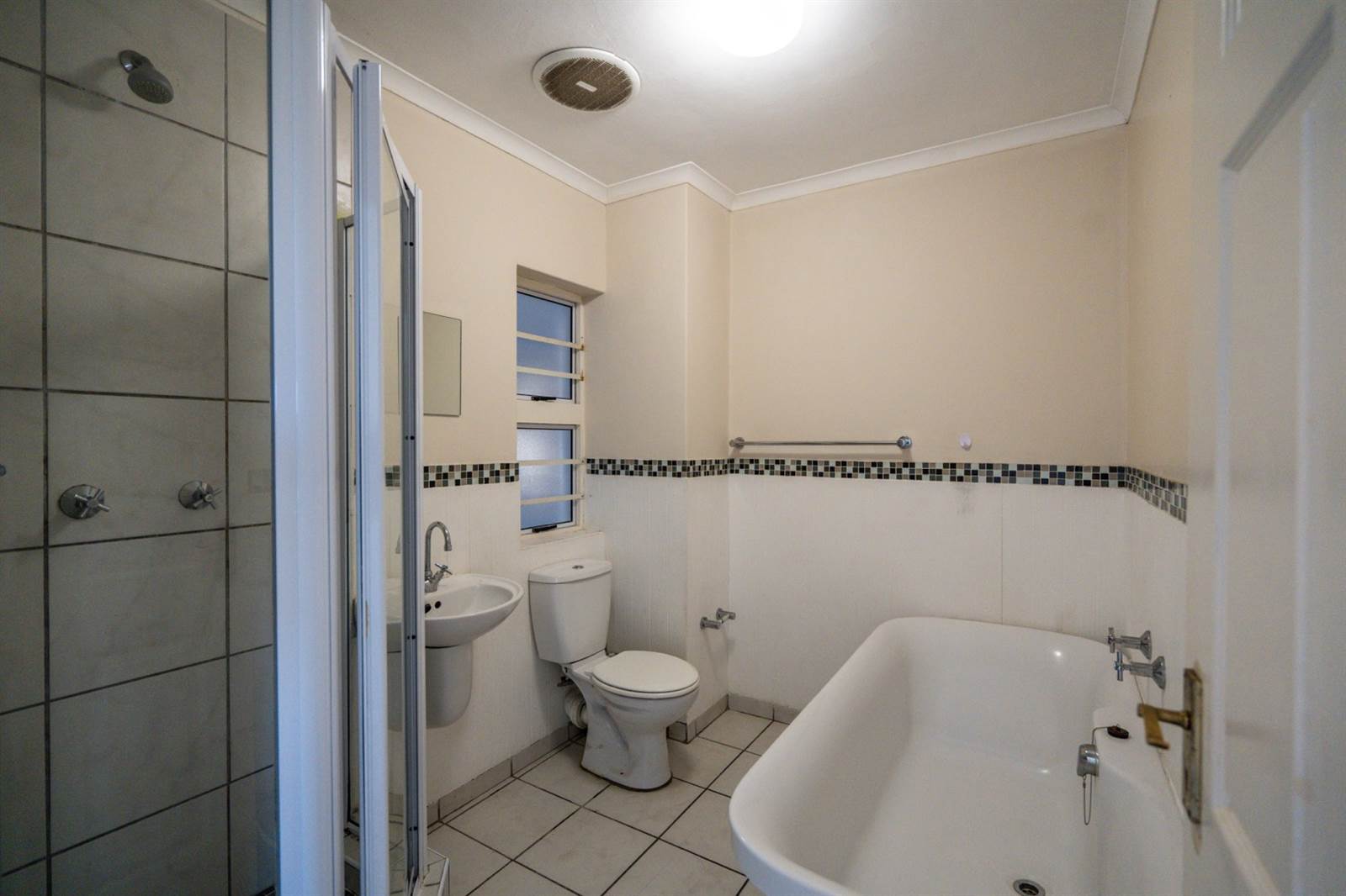 2 Bed Apartment in Grahamstown Central photo number 13