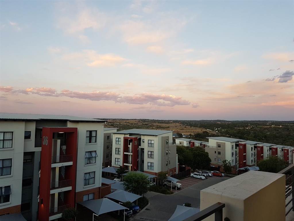 1 Bed Apartment in Fourways photo number 2