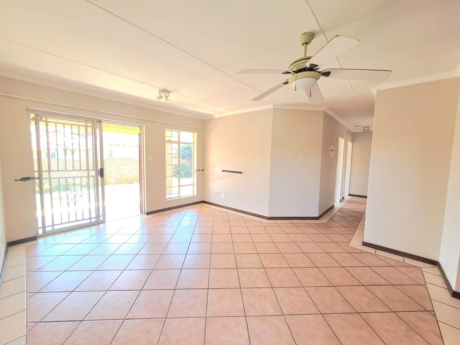 3 Bed Townhouse in Mooikloof Ridge photo number 3