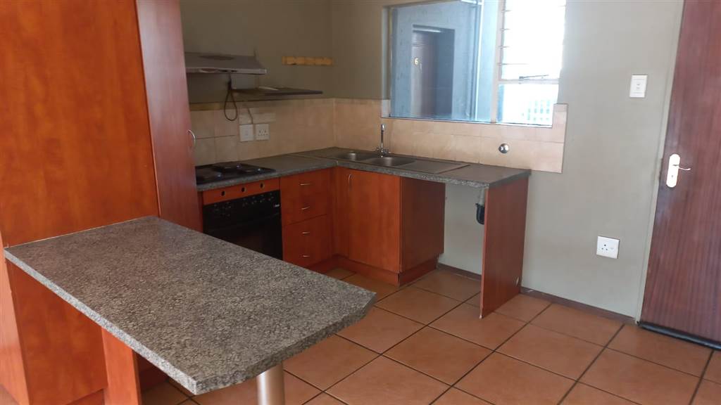 2 Bed Apartment in Kleinfontein photo number 1