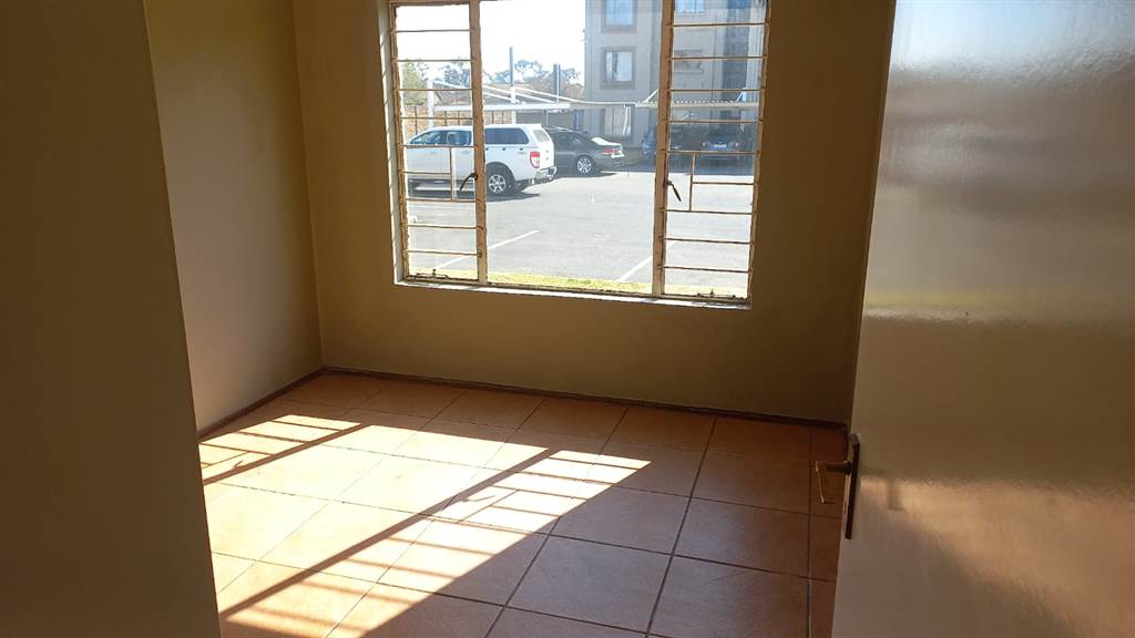 2 Bed Apartment in Kleinfontein photo number 4