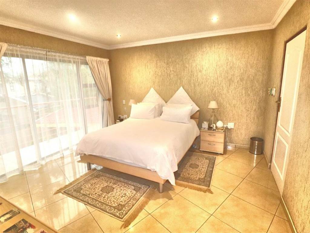 9 Bed House in Lenasia photo number 28