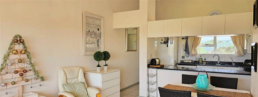 2 Bed Apartment in Plettenberg Bay photo number 3