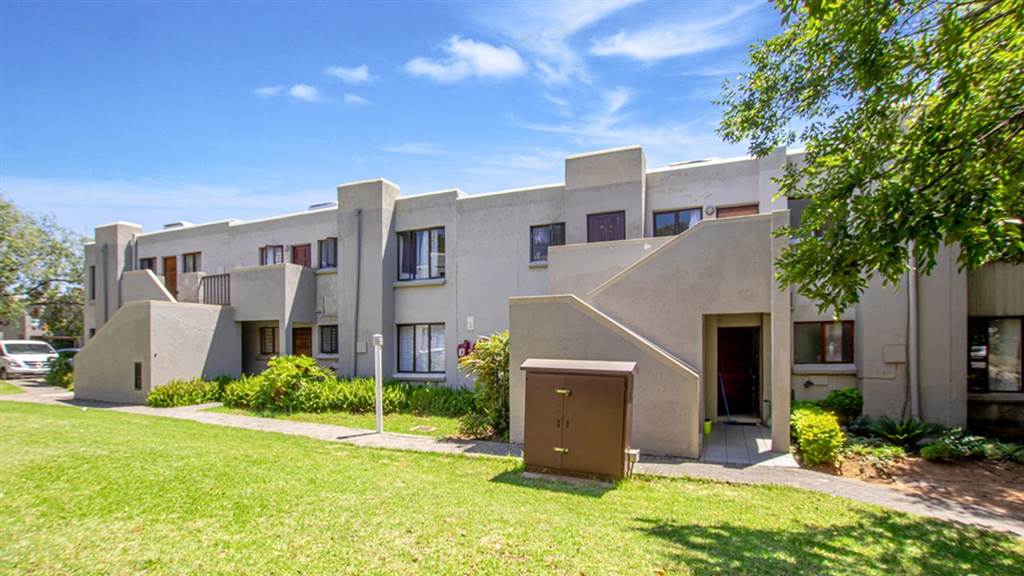 2 Bed Apartment in Bloubosrand photo number 14