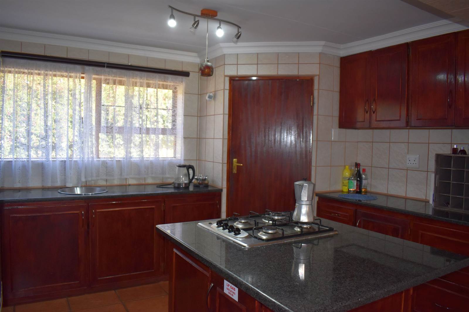 3 Bed House in Dullstroom photo number 9