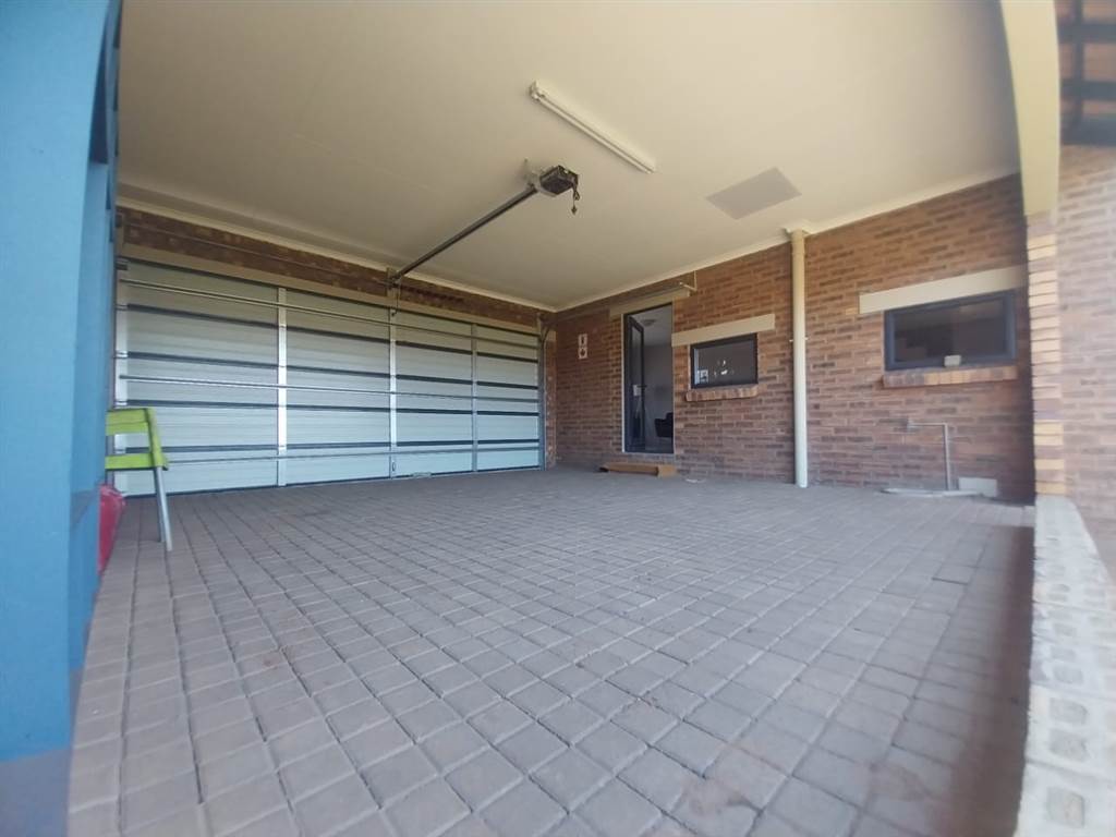 3 Bed House in Jackaroo Park photo number 21
