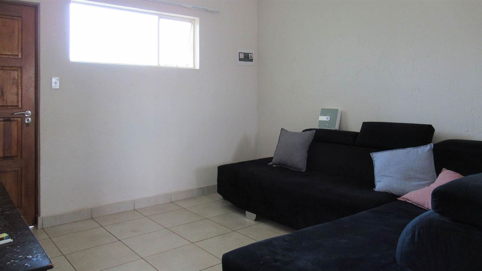2 Bed Townhouse in Protea Glen photo number 3