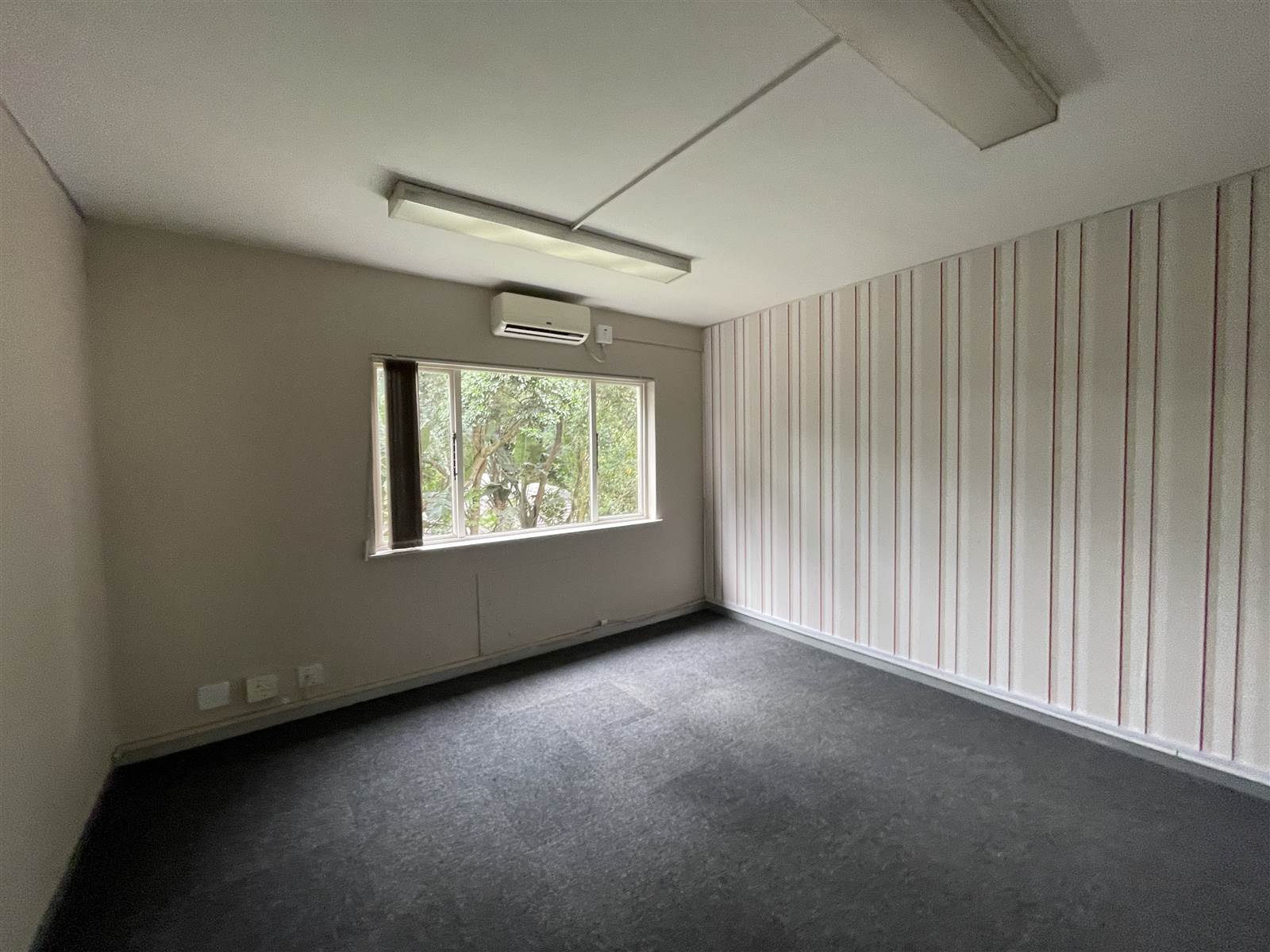 105  m² Commercial space in Kloof photo number 7