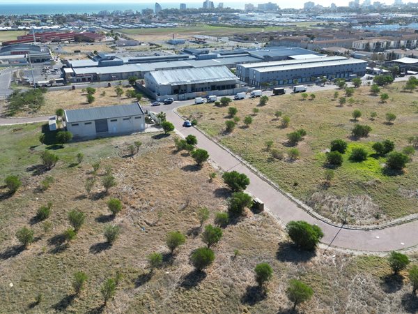 830 m² Land available in Strand Central