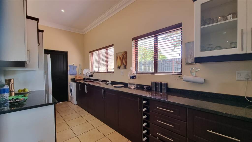 4 Bed Townhouse in Camperdown photo number 10
