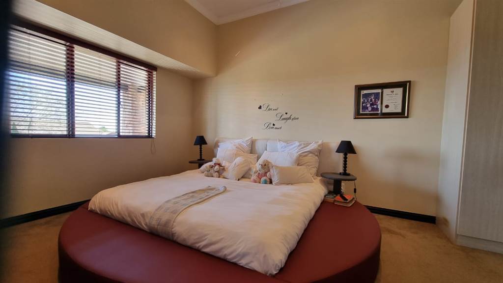 4 Bed Townhouse in Camperdown photo number 15