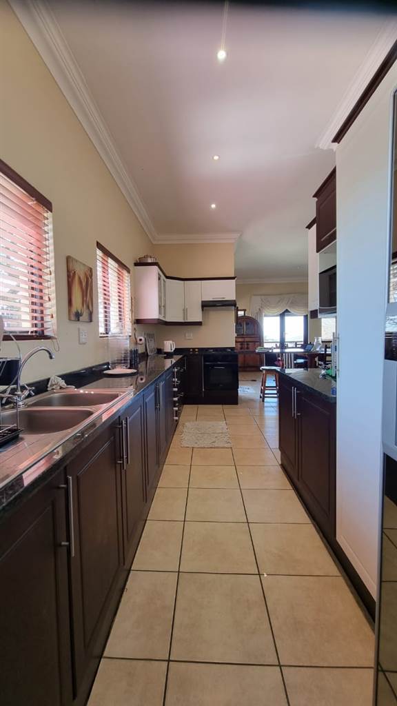 4 Bed Townhouse in Camperdown photo number 12