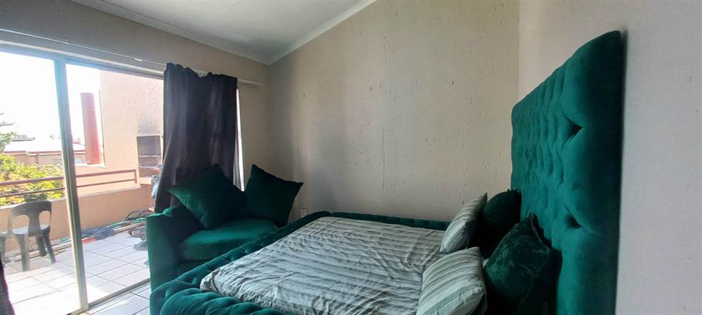 2 Bed Apartment in Blackheath photo number 12