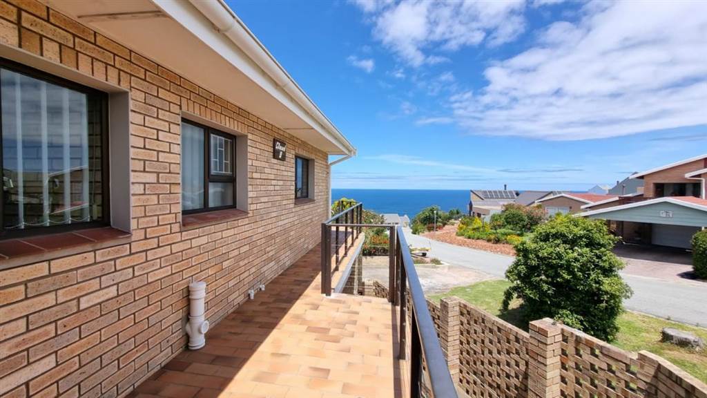 4 Bed House in Herolds Bay photo number 2