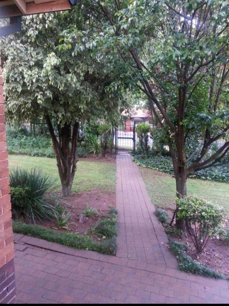 1950 m² Land available in Waterkloof photo number 5