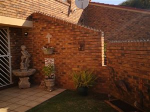 3 Bed Townhouse in Vanderbijlpark CE3