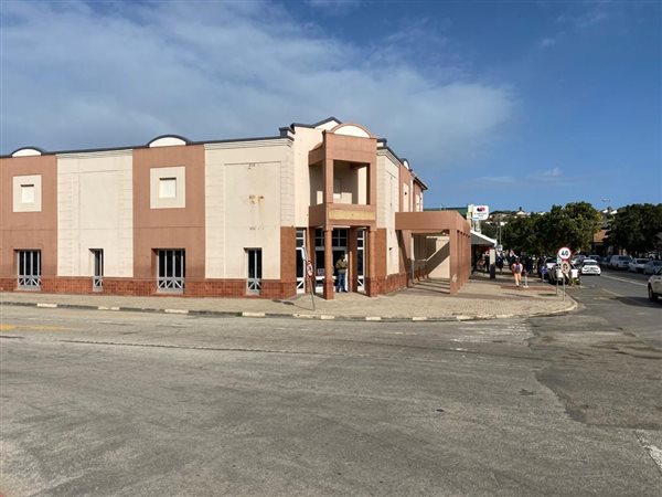 757  m² Commercial space
