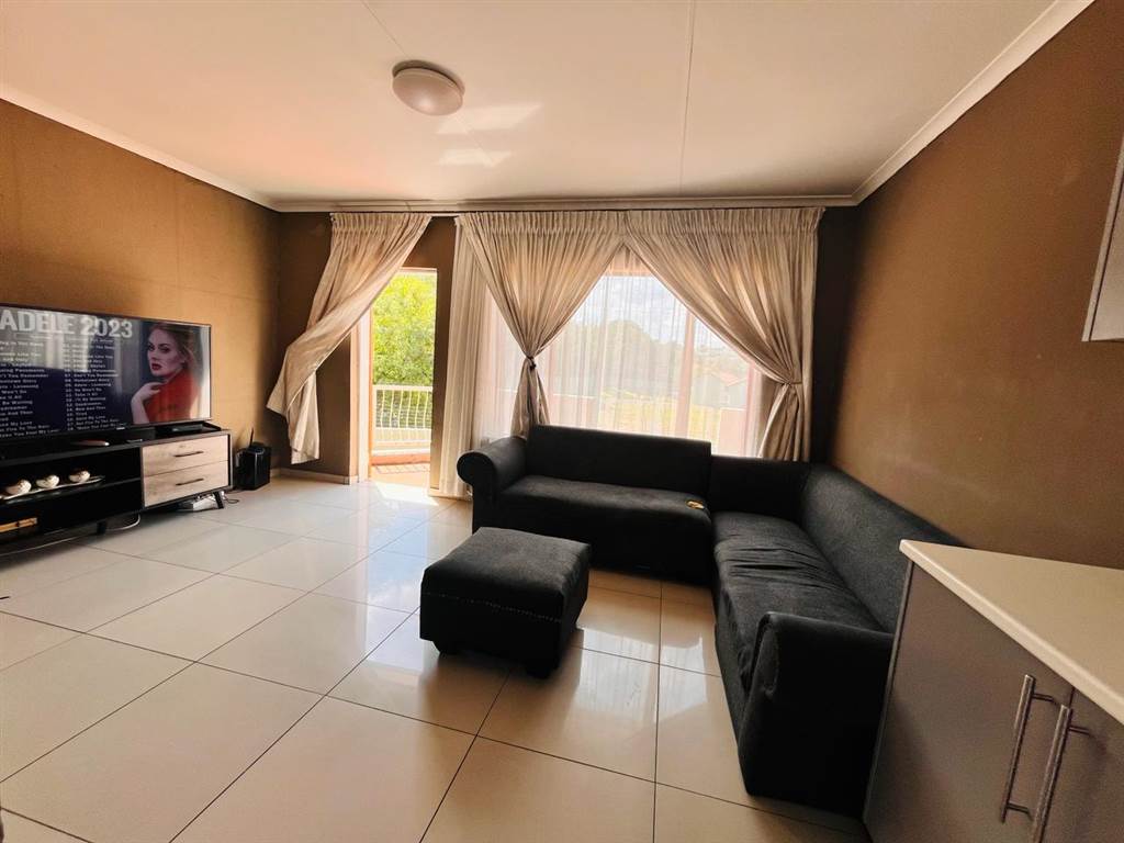 2 Bed Apartment in Mondeor photo number 5