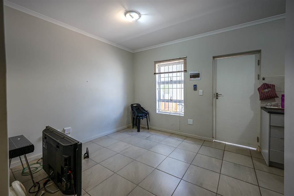 1 Bed Apartment in Klein Parys photo number 4
