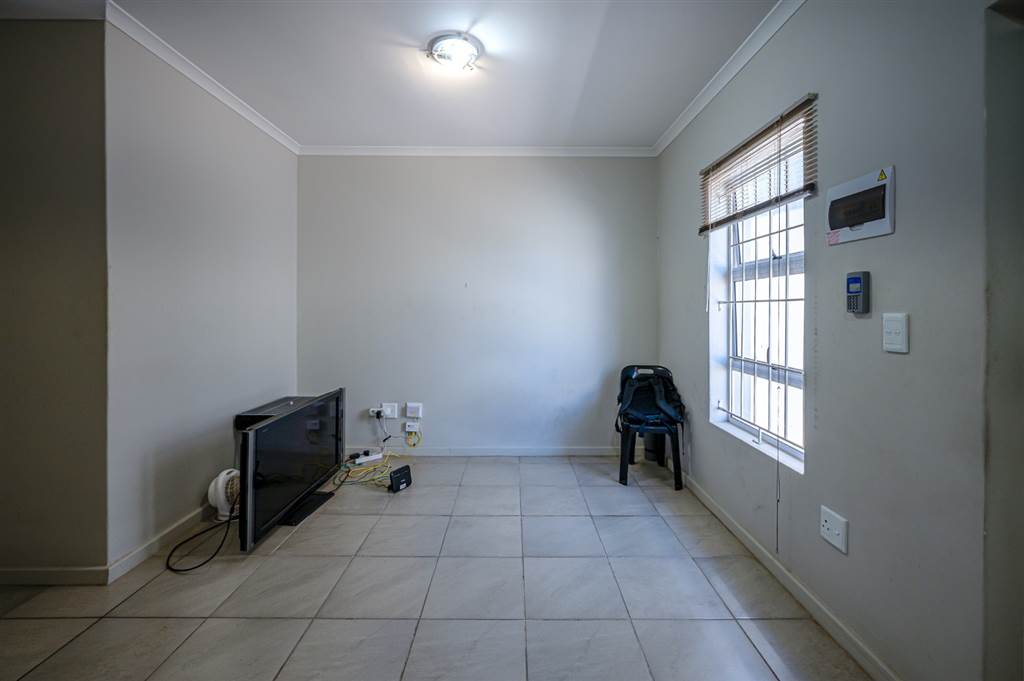 1 Bed Apartment in Klein Parys photo number 5