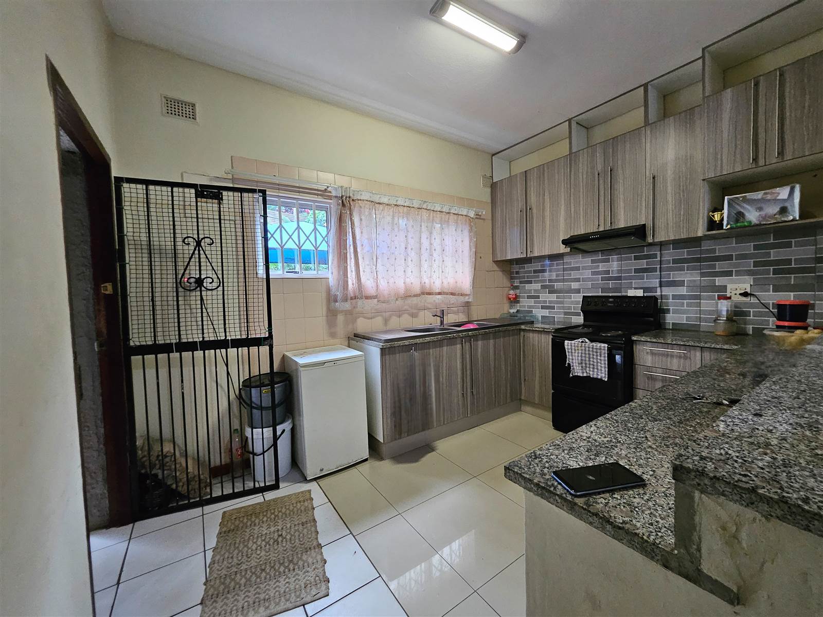 1 Bed Apartment in Doonside photo number 5