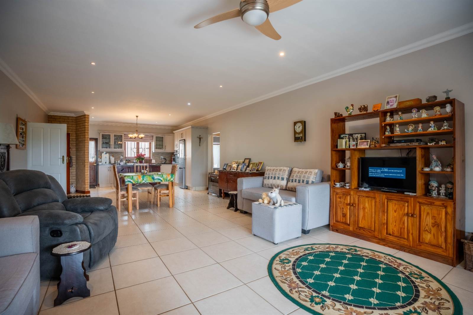 2 Bed Townhouse in Kloof photo number 9