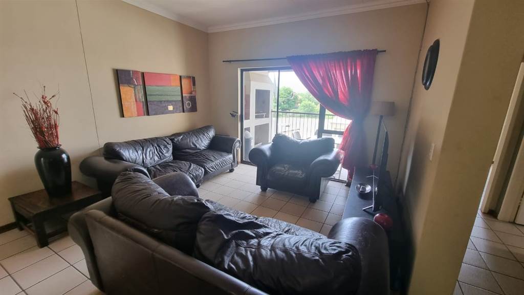 3 Bed Apartment in Waterval East photo number 2