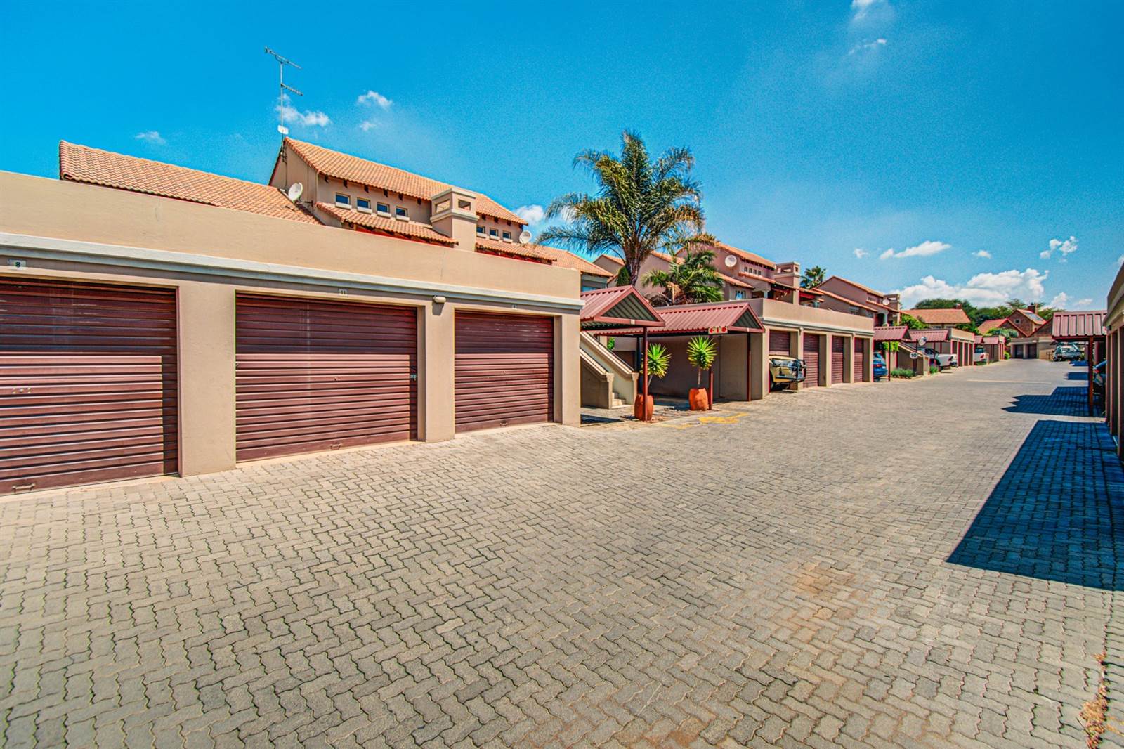 2 Bed Townhouse in Glen Marais photo number 1