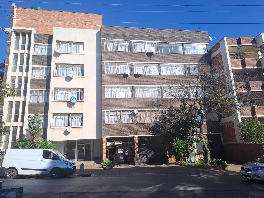 1.5 Bed Apartment in Yeoville photo number 1