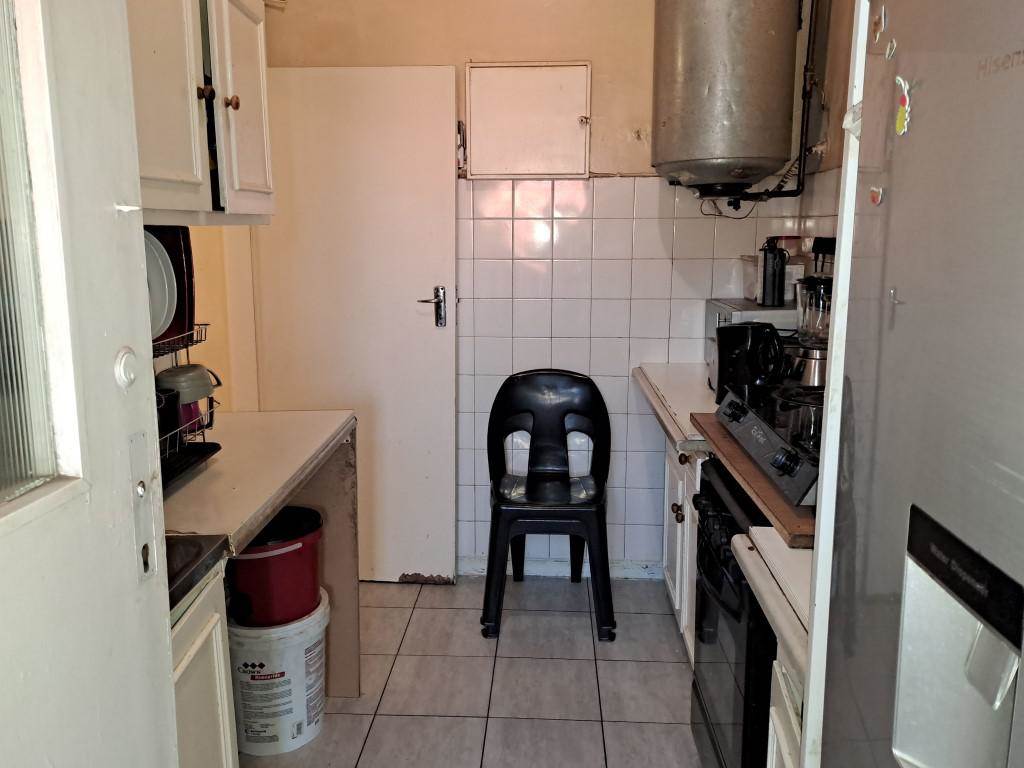 1.5 Bed Apartment in Yeoville photo number 5