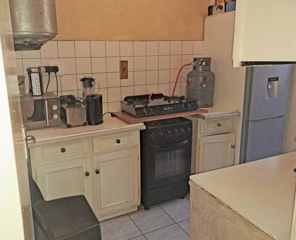 1.5 Bed Apartment in Yeoville photo number 4