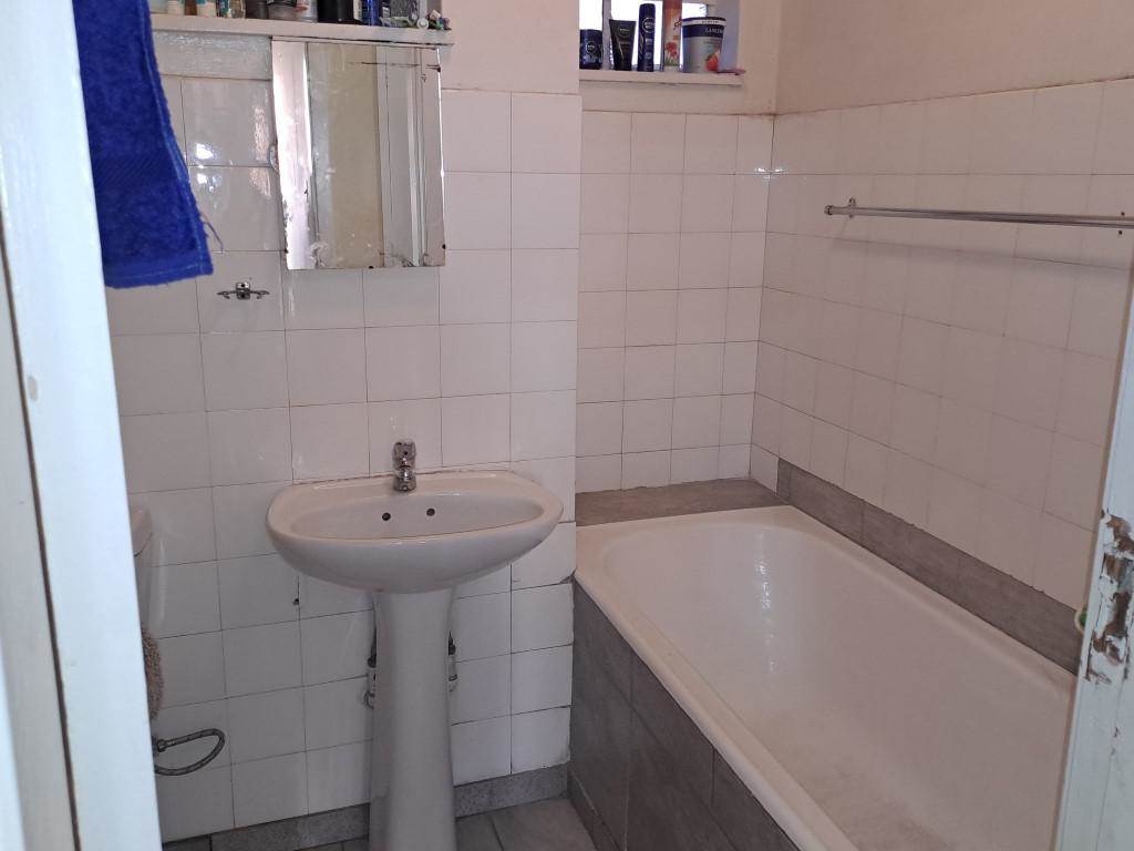 1.5 Bed Apartment in Yeoville photo number 9