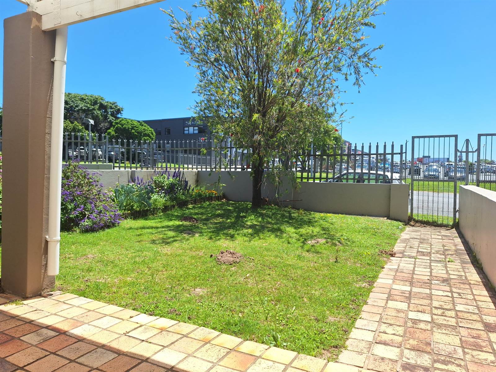 3 Bed Townhouse in Beacon Bay photo number 15