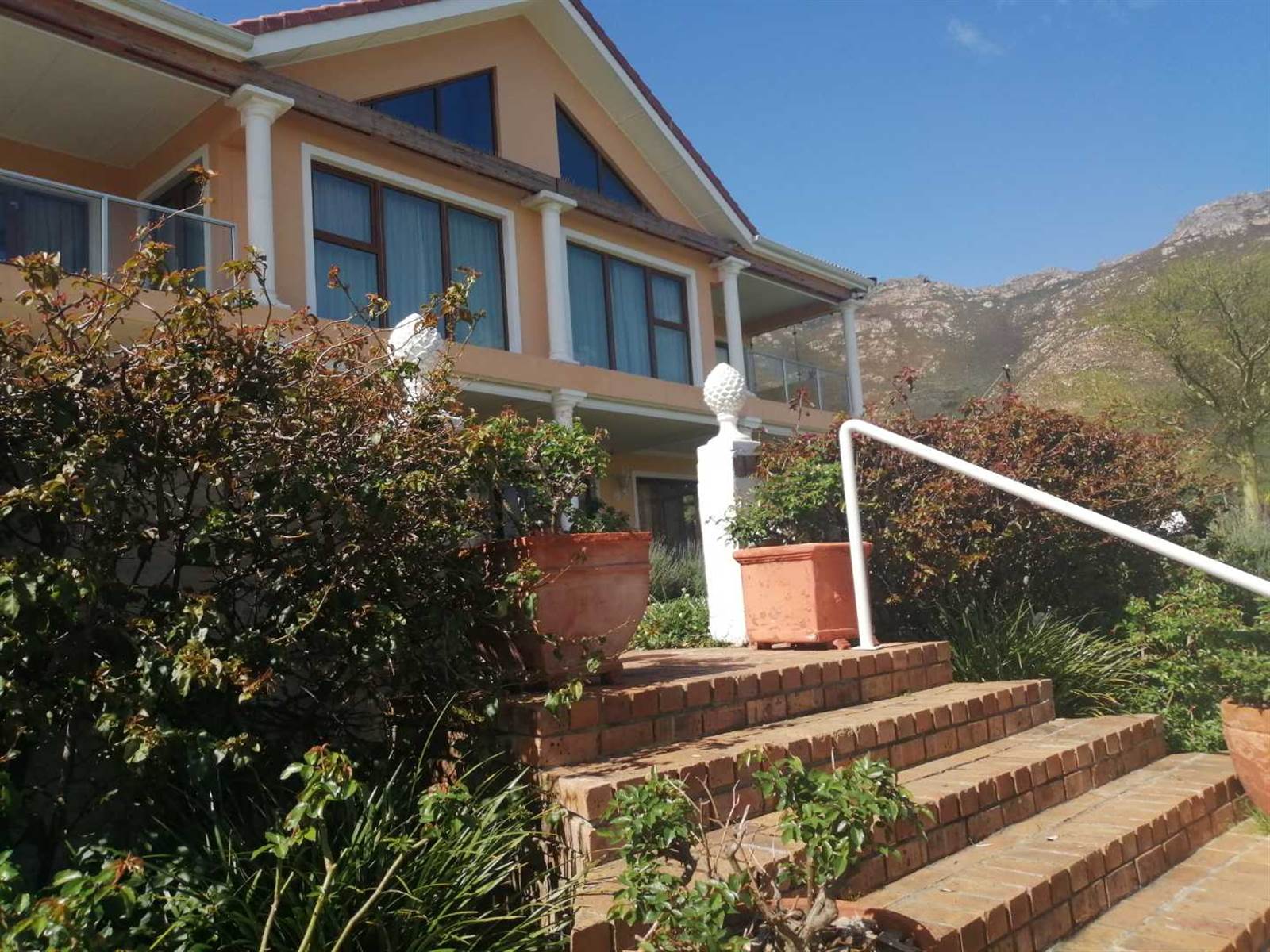 12 Bed House in Gordons Bay Central photo number 15