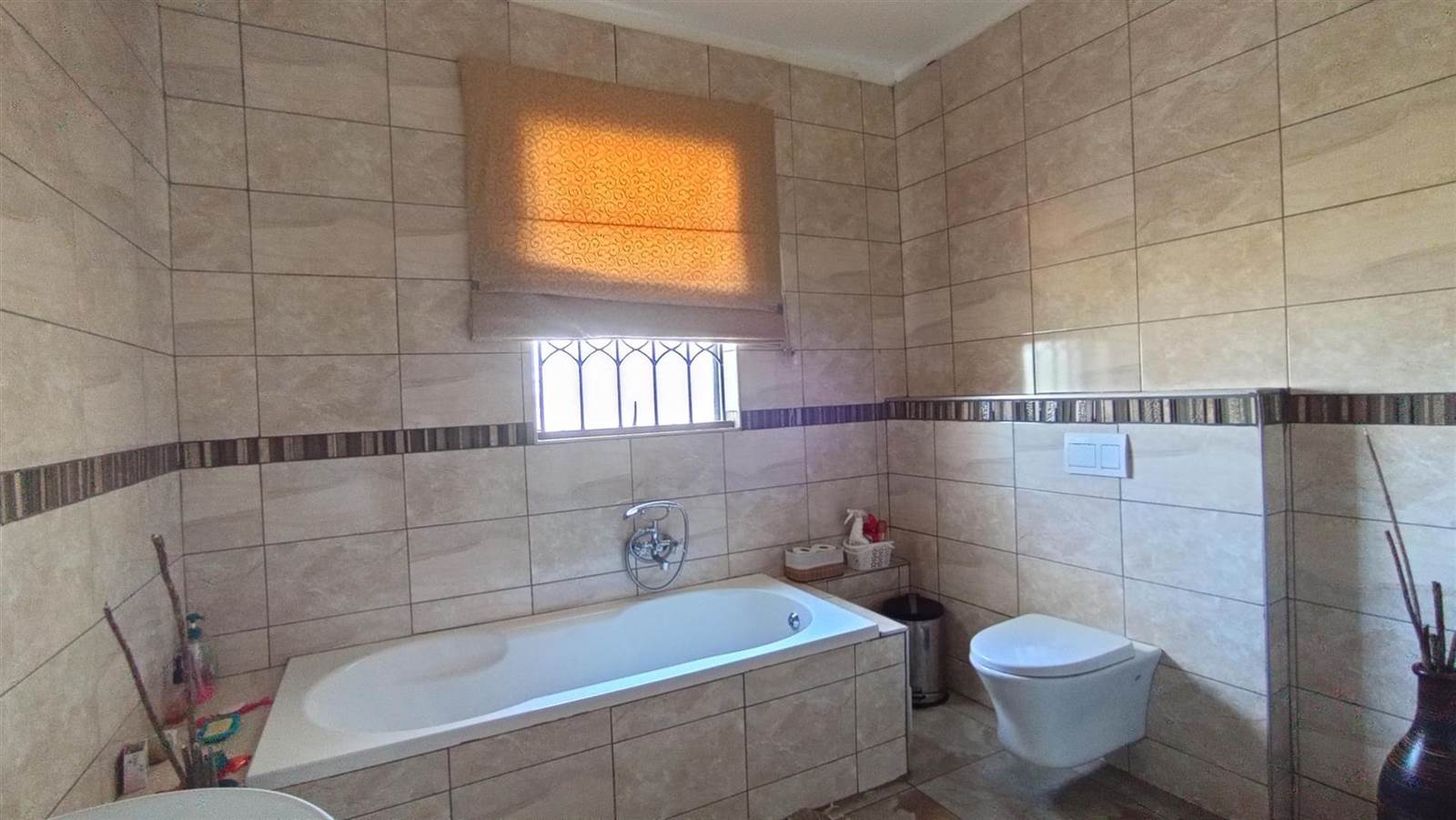 6 Bed House in Rietvlei View photo number 13