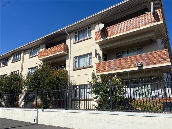 3 Bed Apartment in Parow Central