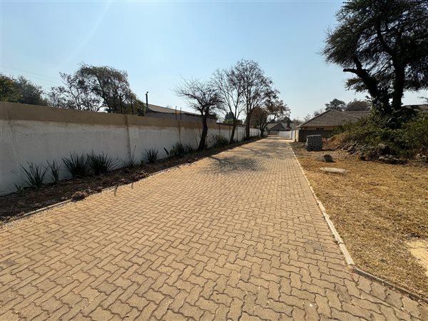 895 m² Land