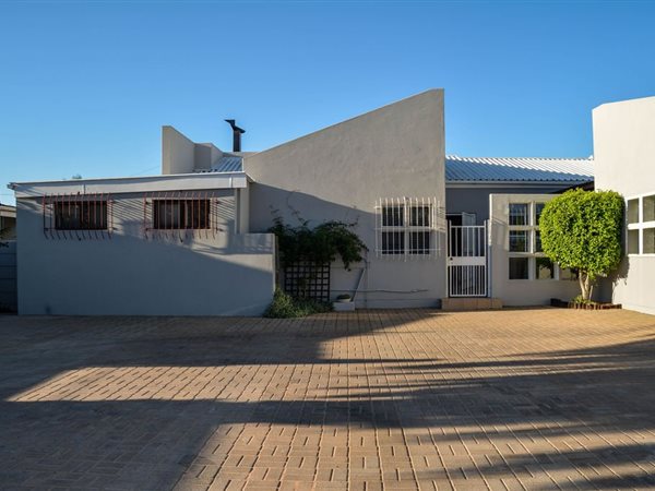 4 Bedroom House 4 Bedroom House