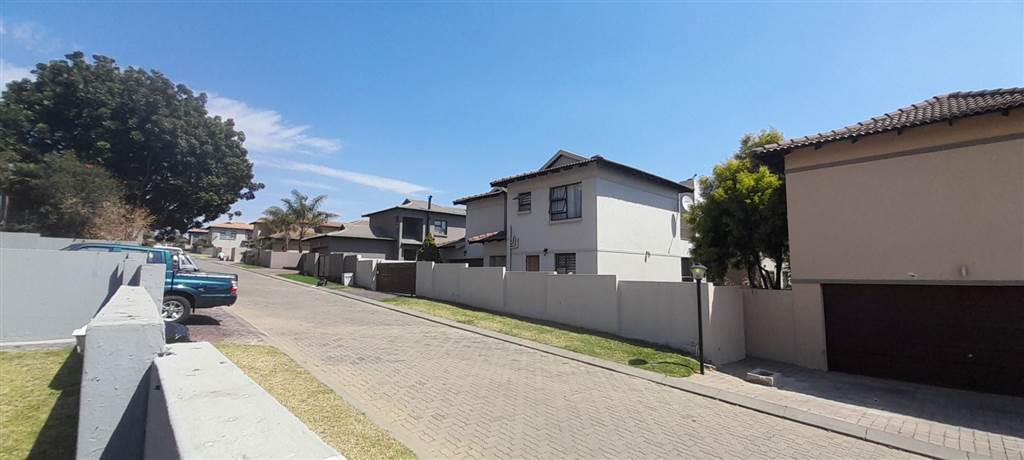 2 Bed Townhouse in Krugersdorp Central photo number 12