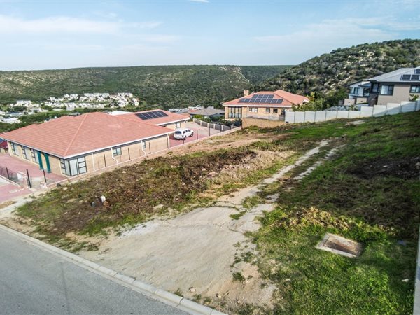 825 m² Land