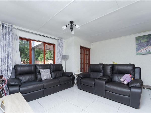 3 Bed Apartment in Douglasdale