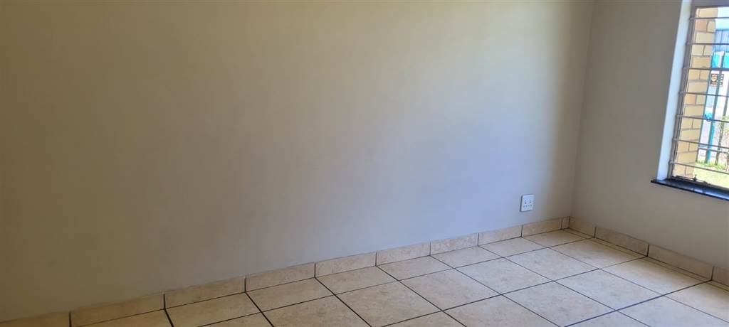 2 Bed Townhouse in Alberton photo number 4