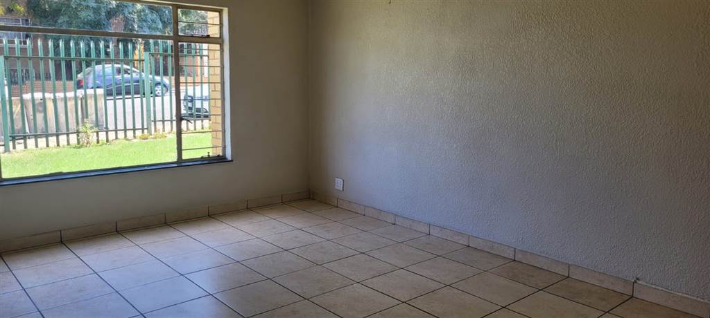 2 Bed Townhouse in Alberton photo number 3