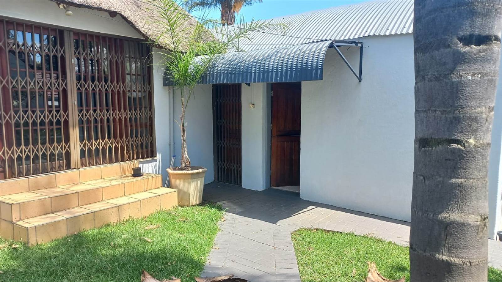 3 Bed House in Garsfontein photo number 2