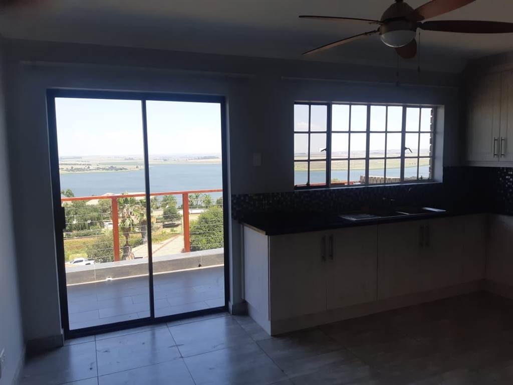 2 Bed Apartment in Bronkhorstbaai photo number 4