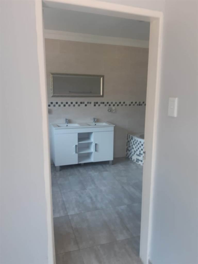 2 Bed Apartment in Bronkhorstbaai photo number 13