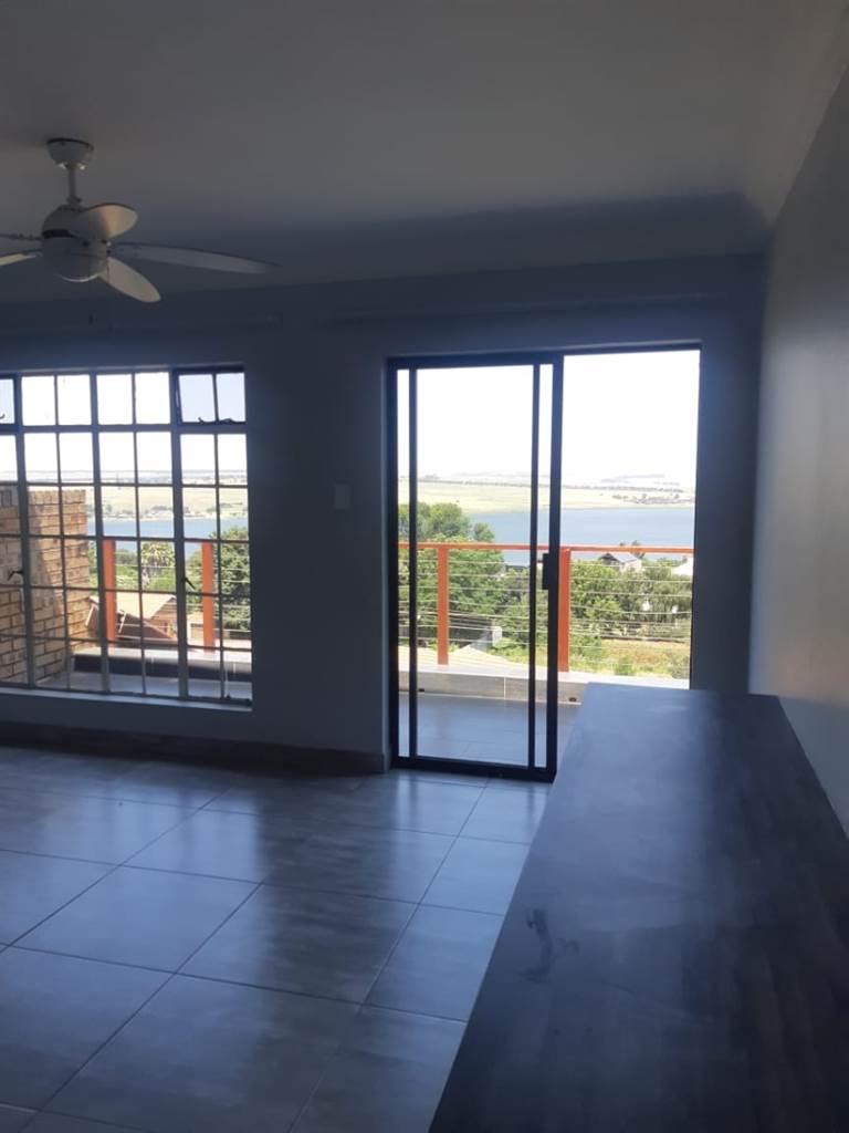 2 Bed Apartment in Bronkhorstbaai photo number 7