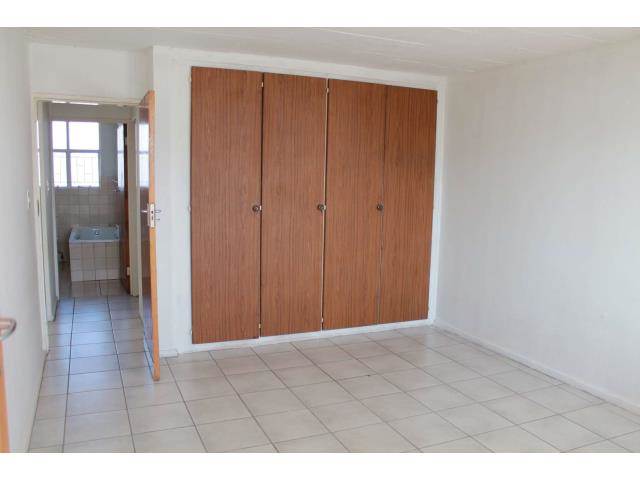 2.5 Bed Apartment in Rietfontein photo number 6