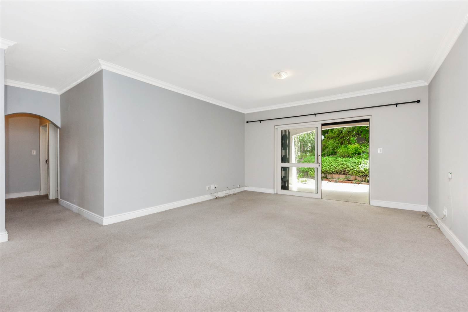 2 Bed Apartment in Dunkeld West photo number 2