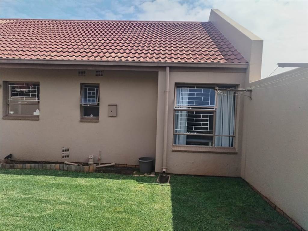 2 Bed Townhouse in Kempton Park Central photo number 3